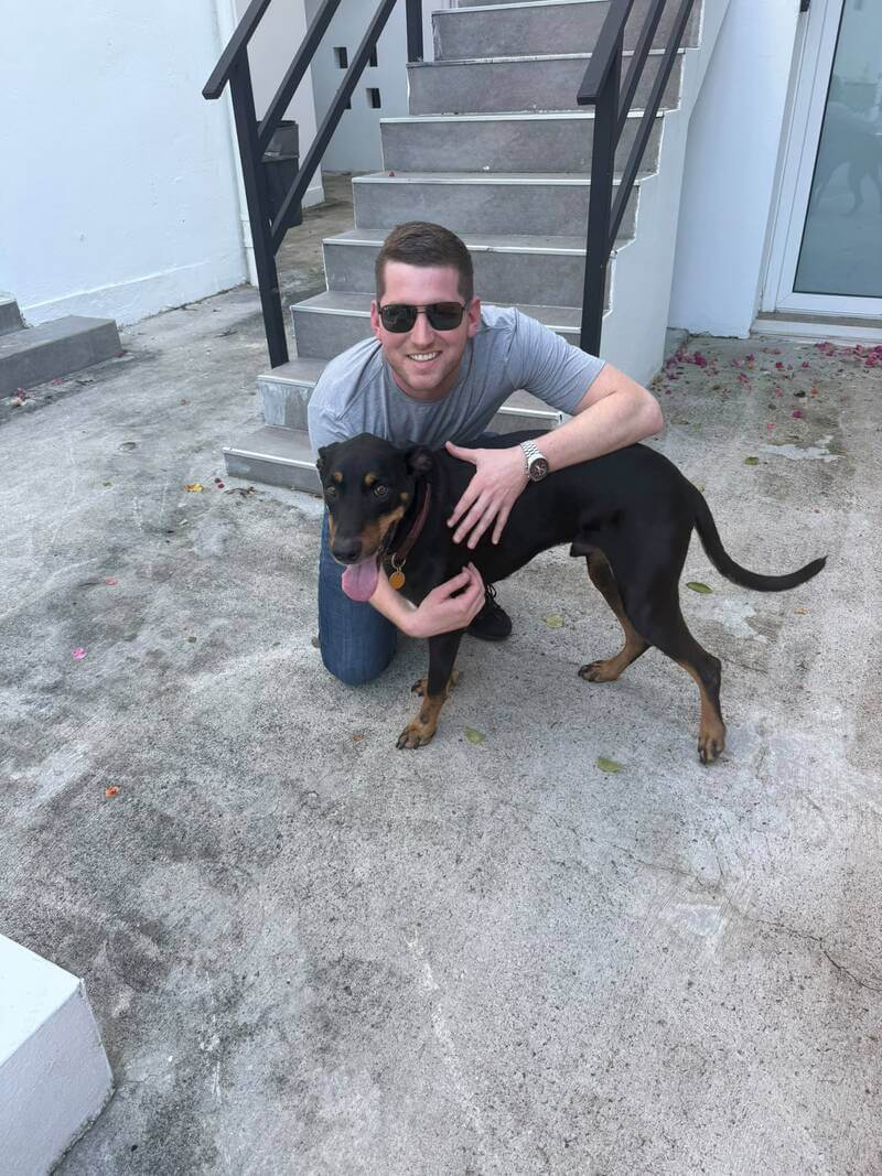 Kilo el perro reencontr&aacute;ndose con su due&ntilde;o Sam en una escalera de un patio en San Juan, Puerto Rico