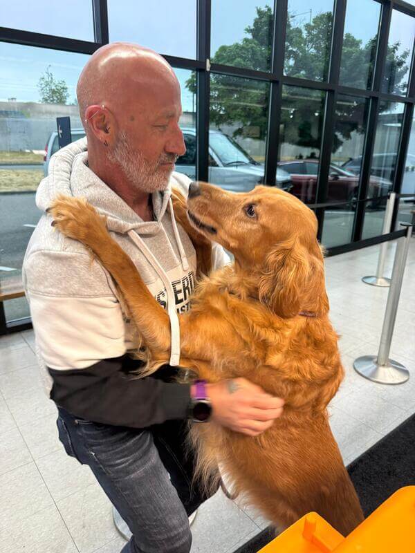 Tucker el perro con nuestro transportador Robert en el Aeropuerto Internacional de Seattle-Tacoma antes de su vuelo a Costa Rica